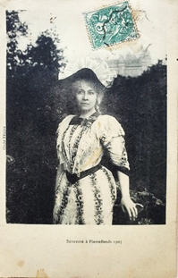 Une image contenant habits, personne, Visage humain, Style rétro
Le contenu généré par l’IA peut être incorrect.