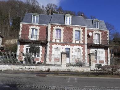 Une image contenant bâtiment, plein air, maison, fenêtre
Le contenu généré par l’IA peut être incorrect.
