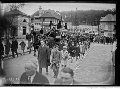 Une image contenant plein air, habits, bâtiment, homme
Le contenu généré par l’IA peut être incorrect.