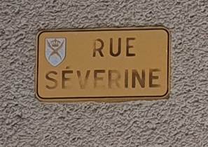 Une image contenant texte, plaque de porte, Police, Rectangle
Le contenu généré par l’IA peut être incorrect.